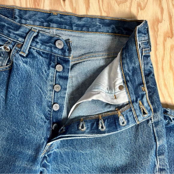 Lᴇᴠɪ’s 501 5 Pᴏᴄᴋᴇᴛ Bᴜᴛᴛᴏɴ Fʟʏ Jᴇᴀɴs - Picture 3 of 11